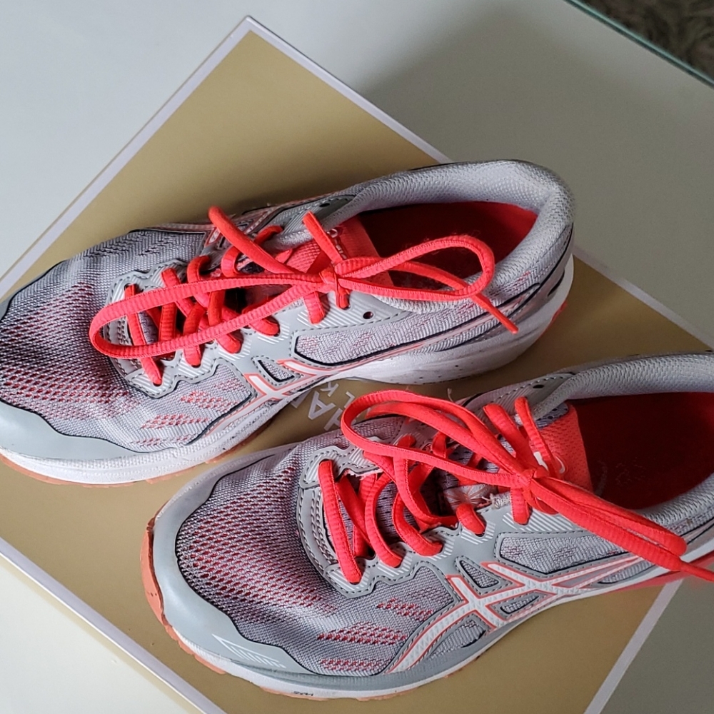 💥HOST PICK💥👟ASICS👟 RUNNING SHOES, Size 6 - Picture 2 of 4
